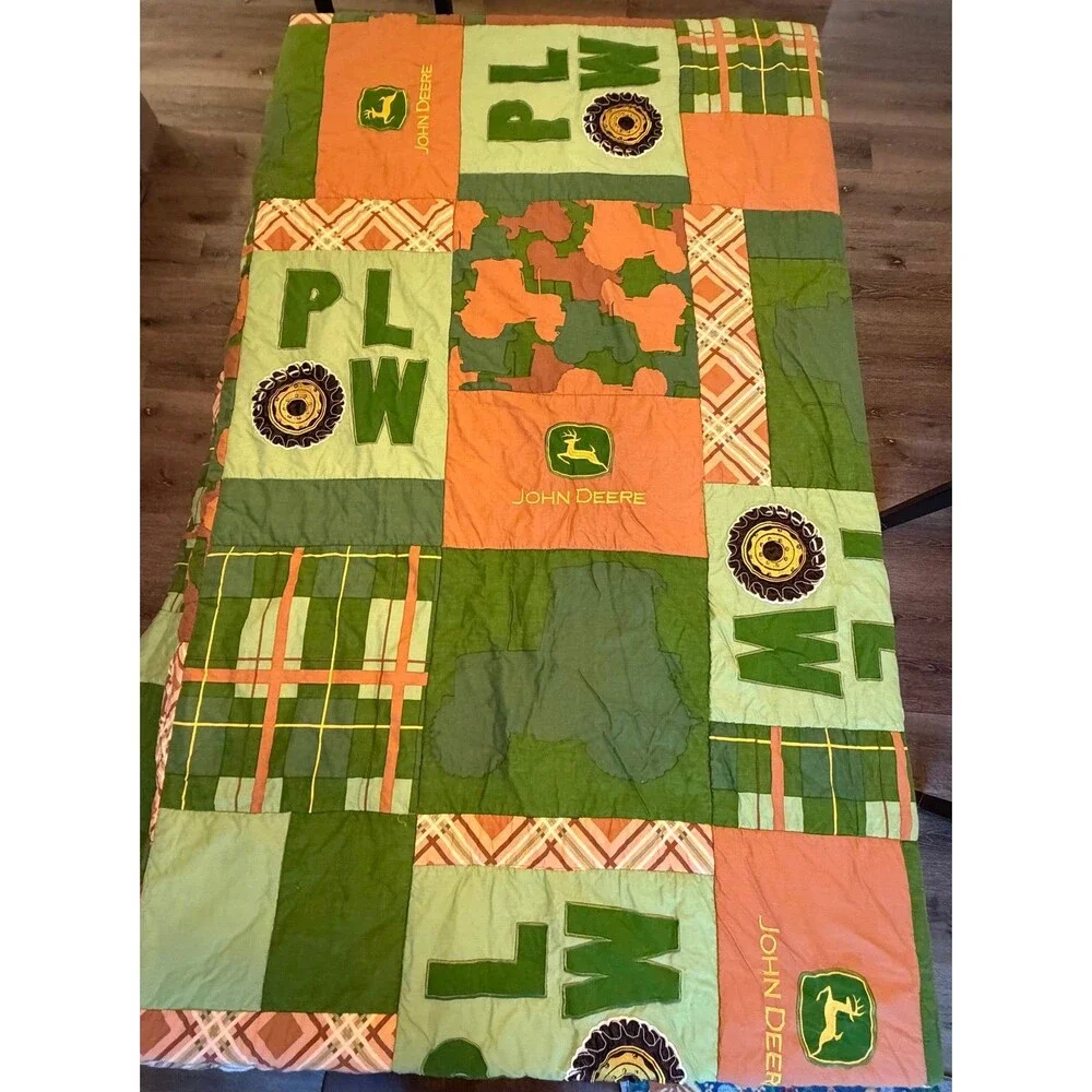 John Deere 2010 Tractor Camo Quilt Set with Pillow Shams - Full Size